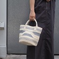 サイザルバッグ共手9インチ 伝統柄やまなみ 生成xグレー