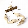 ケニアの木製鳥モビール 一列 生成