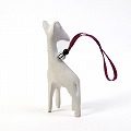 ケニア木彫動物リボンチャーム 白いキリン