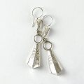 トゥアレグシルバーピアス 三角しずく 段々柄
